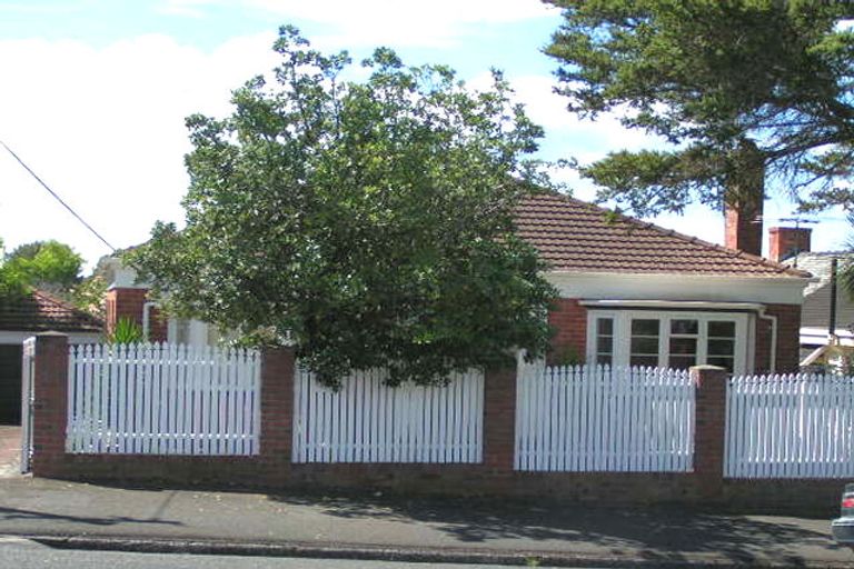 Photo of property in 6 Bartley Street, Northcote Point, Auckland, 0627
