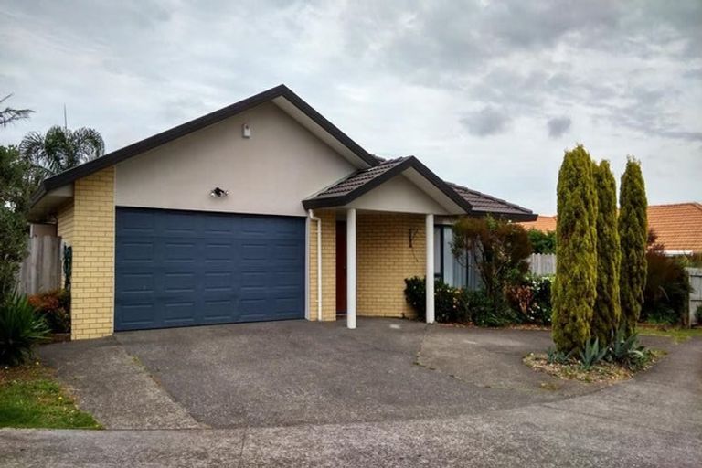 Photo of property in 28 Macnean Drive, East Tamaki Heights, Auckland, 2016