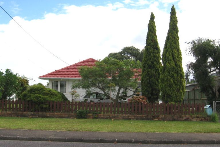 Photo of property in 11 Kirrie Avenue, Te Atatu South, Auckland, 0610