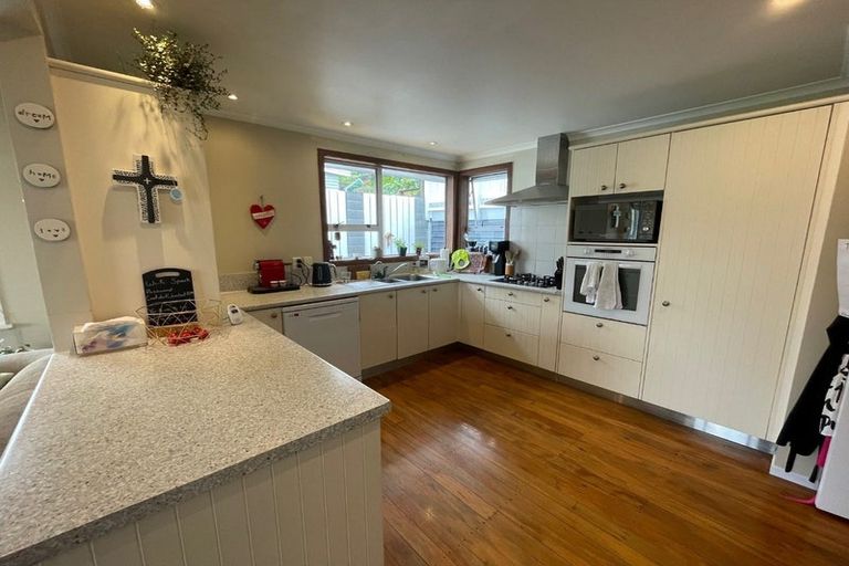 Photo of property in 74 Awanui Street, Merrilands, New Plymouth, 4312