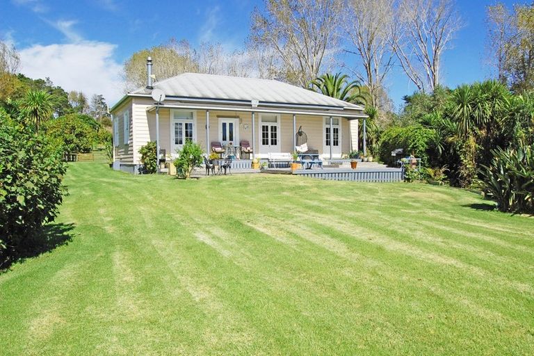 Photo of property in 10 Rangiora Road, Kaiwaka, 0573
