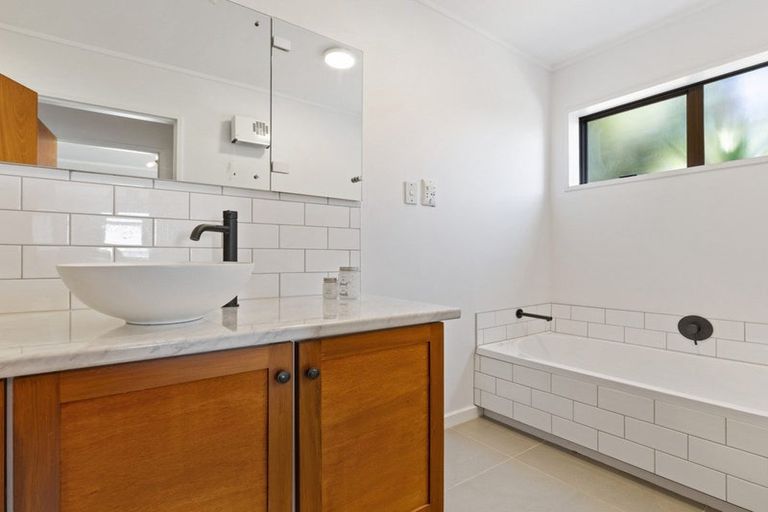 Photo of property in 5 Osmond Lane, Mount Pleasant, Christchurch, 8081