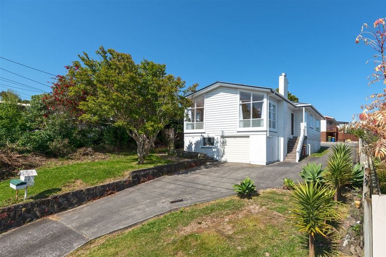 Photo of property in 41 Sunnyside Road, Sunnyvale, Auckland, 0612