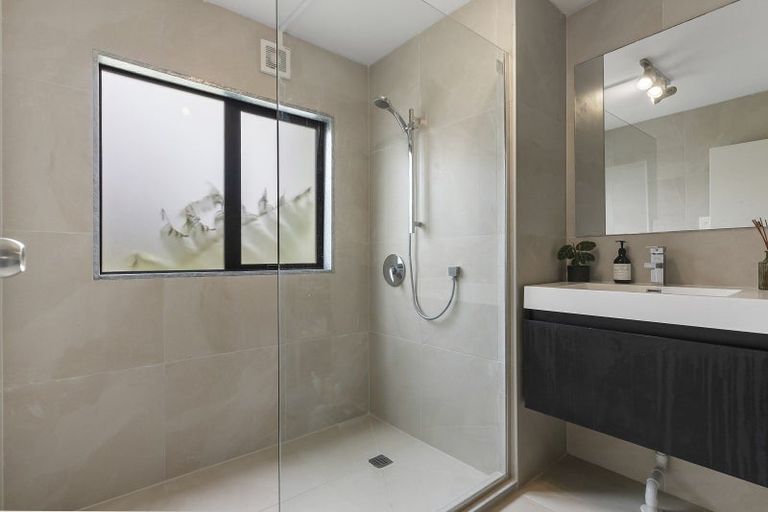 Photo of property in 50 Lagoon Way, West Harbour, Auckland, 0618