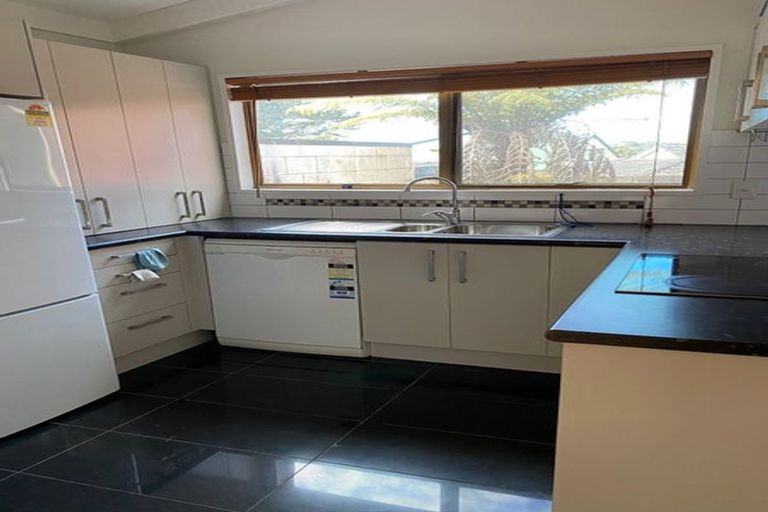 Photo of property in 1/13 Saddleback Rise, Murrays Bay, Auckland, 0630