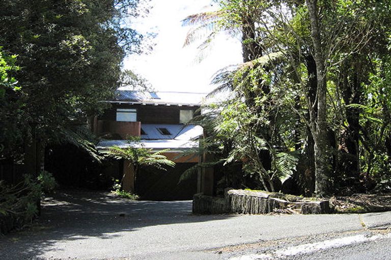 Photo of property in 553 Scenic Drive, Waiatarua, Auckland, 0612