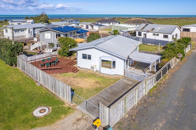 Photo of property in 25 Nukumaru Parade, Waiinu Beach, Whanganui, 4588