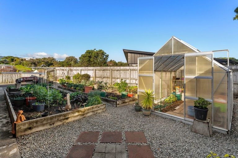 Photo of property in 6 Queens Road, Waikanae Beach, Waikanae, 5036