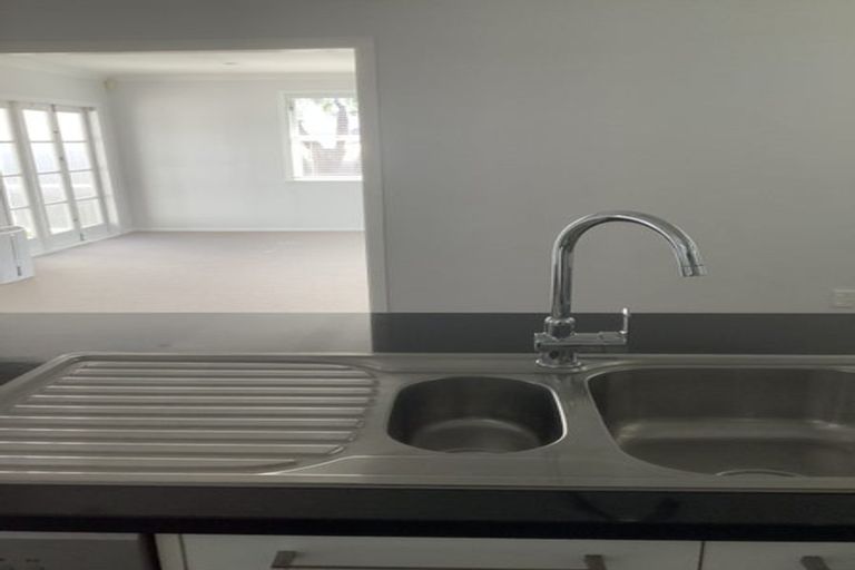 Photo of property in 1 Keats Place, Blockhouse Bay, Auckland, 0600