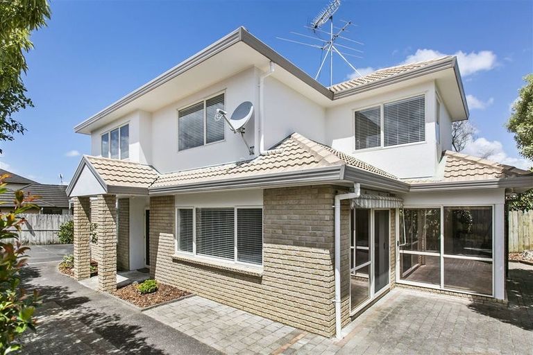 Photo of property in 2/20 Penruddocke Road, Half Moon Bay, Auckland, 2012