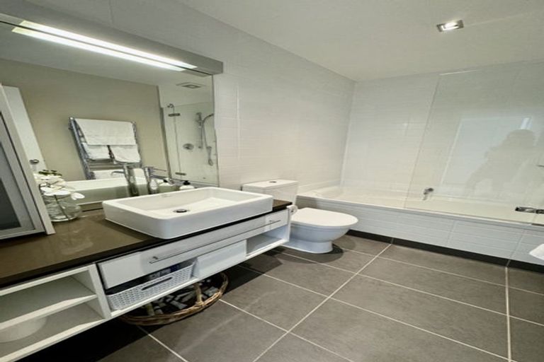 Photo of property in Patent 326 Apartments, 214s/326 Evans Bay Parade, Hataitai, Wellington, 6021