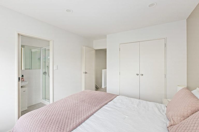 Photo of property in 8/22 Northcross Drive, Oteha, Auckland, 0632