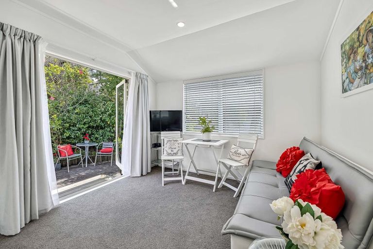 Photo of property in 2 Harbour Lights Close, West Harbour, Auckland, 0618