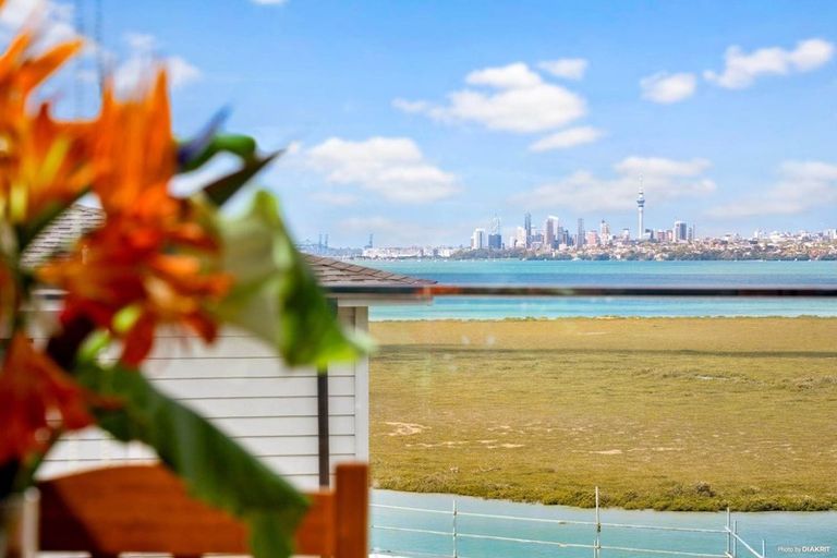 Photo of property in 195 West Harbour Drive, West Harbour, Auckland, 0618