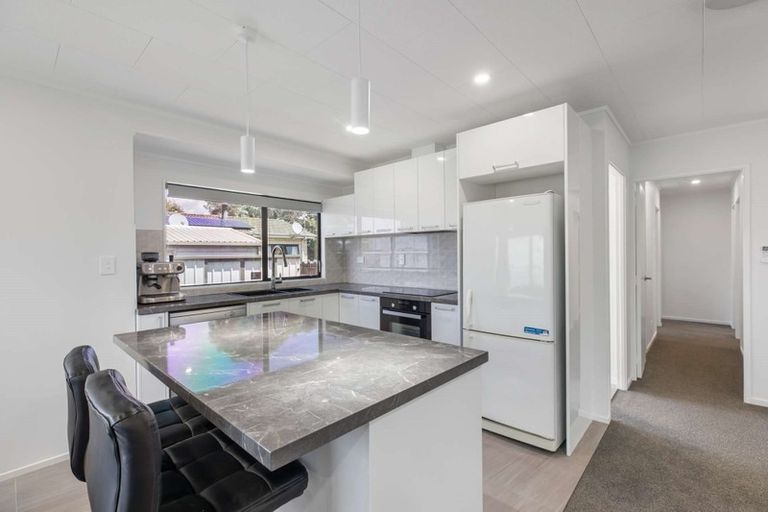 Photo of property in 2/8 Celmisia Place, Weymouth, Auckland, 2103