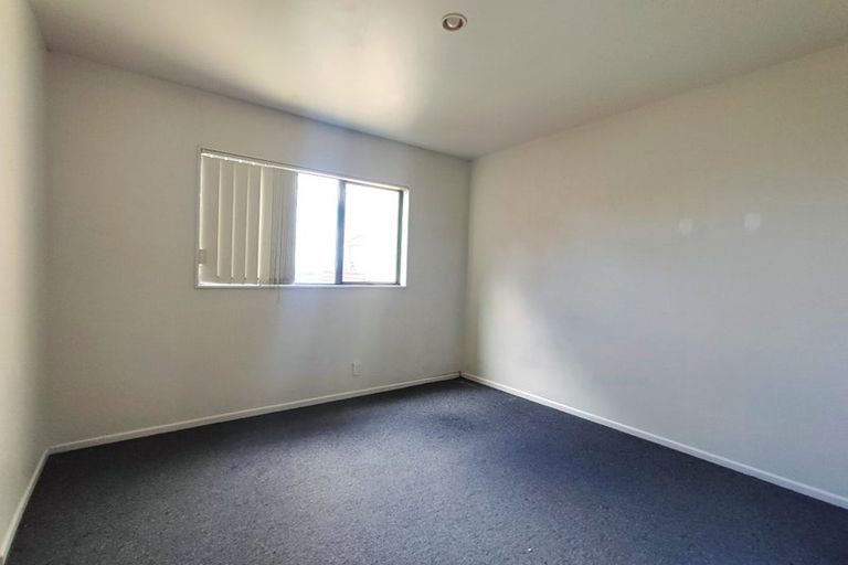 Photo of property in 631a Glenfield Road, Totara Vale, Auckland, 0629