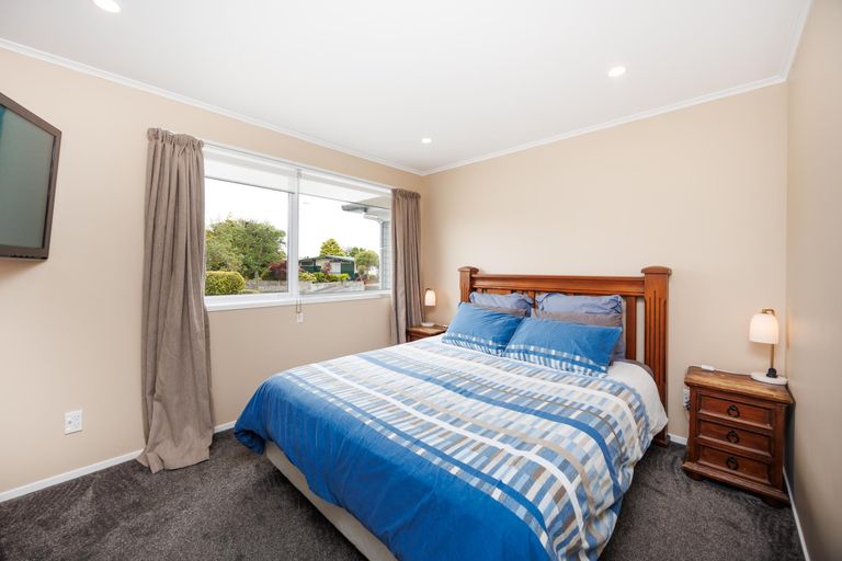Photo of property in 28 Raglan Avenue, Cloverlea, Palmerston North, 4412