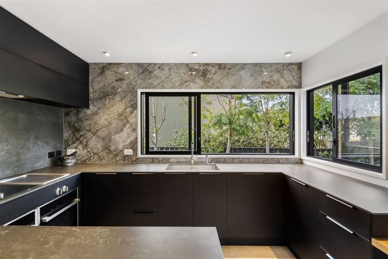 Photo of property in 9 Quebec Road, Milford, Auckland, 0620