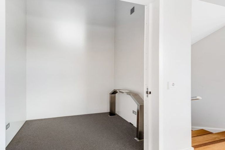 Photo of property in 33 Luplau Crescent, Cockle Bay, Auckland, 2014