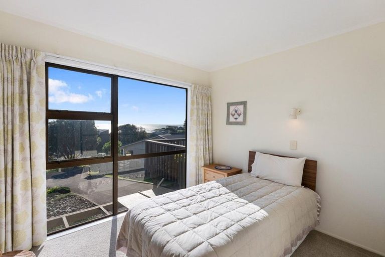 Photo of property in 18 Ara Kuaka, Waikanae Beach, Waikanae, 5036