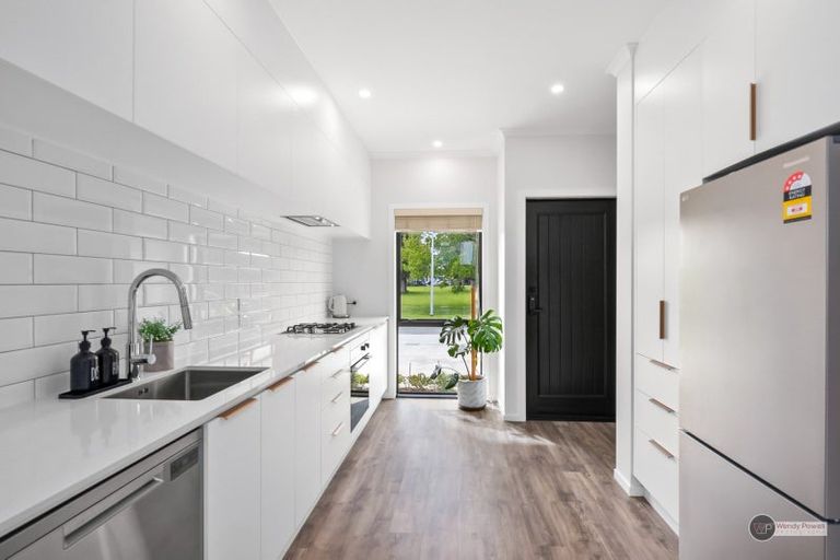 Photo of property in 33 Leo Waikari Crescent, Wallaceville, Upper Hutt, 5018