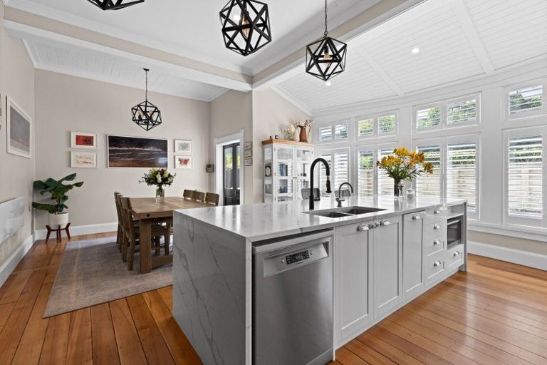 Photo of property in 10 Cobden Road, Bluff Hill, Napier, 4110