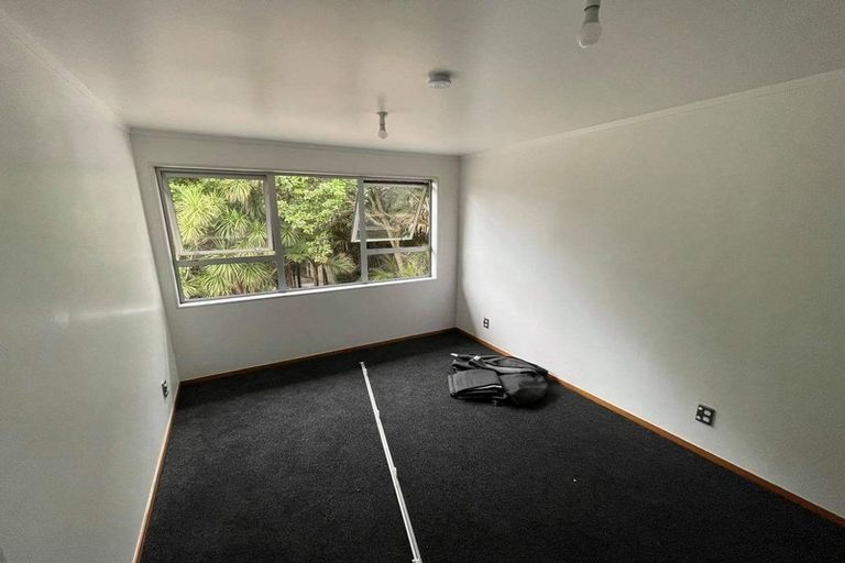 Photo of property in 323 Glenfield Road, Glenfield, Auckland, 0629