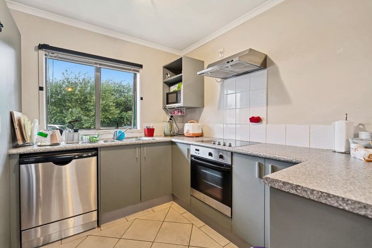 Photo of property in 18 Barnea Circle, Glen Eden, Auckland, 0602