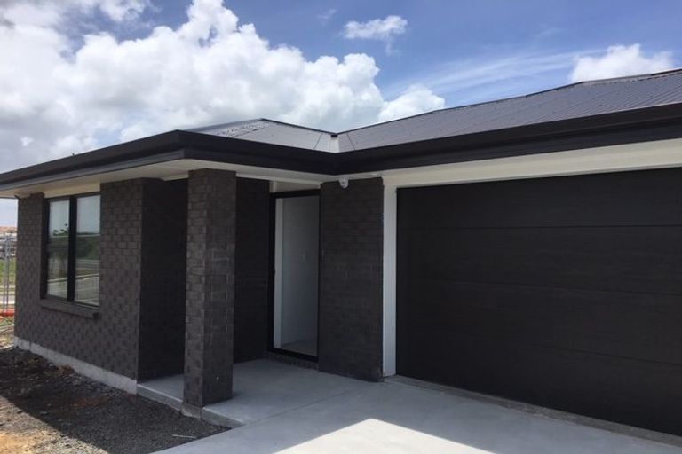 Photo of property in 1 Poutawa Lane, Clarks Beach, 2122