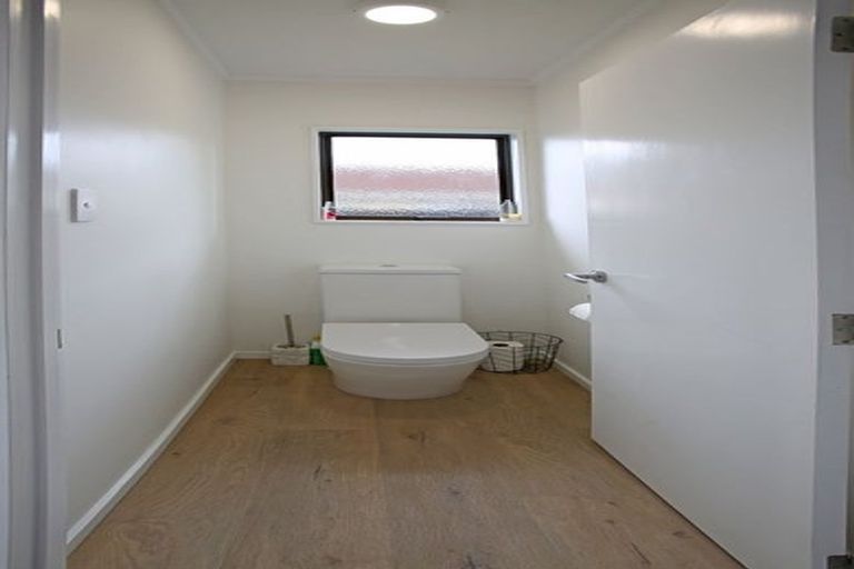 Photo of property in 1/28 Manuka Road, Glenfield, Auckland, 0629