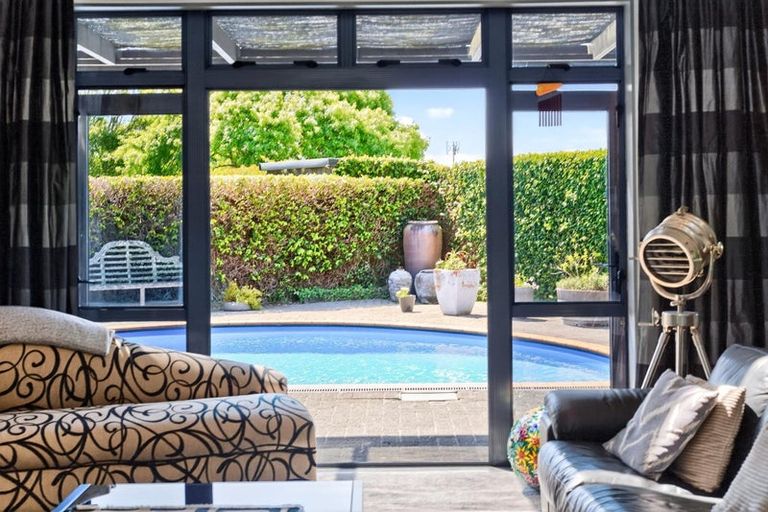 Photo of property in 28 Connemara Court, West Harbour, Auckland, 0618
