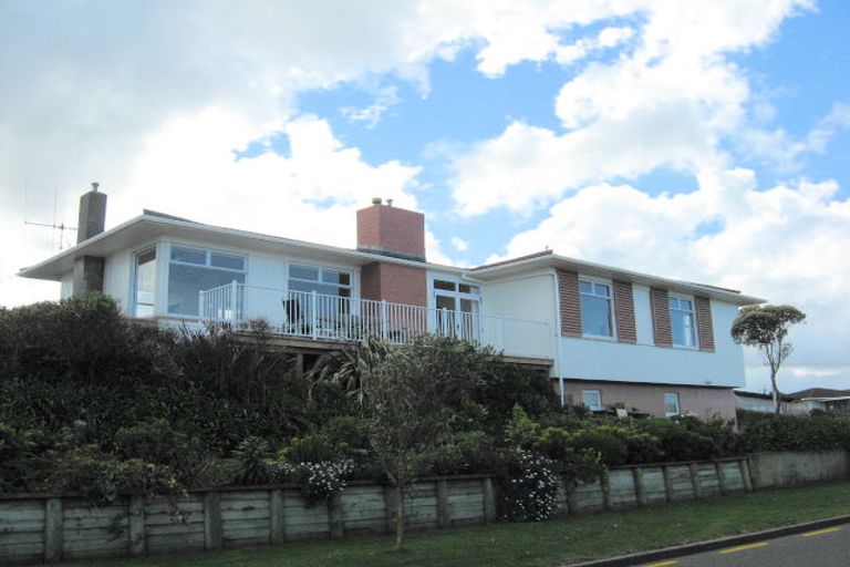 Photo of property in 2 Kapiti Terrace, Castlecliff, Whanganui, 4501