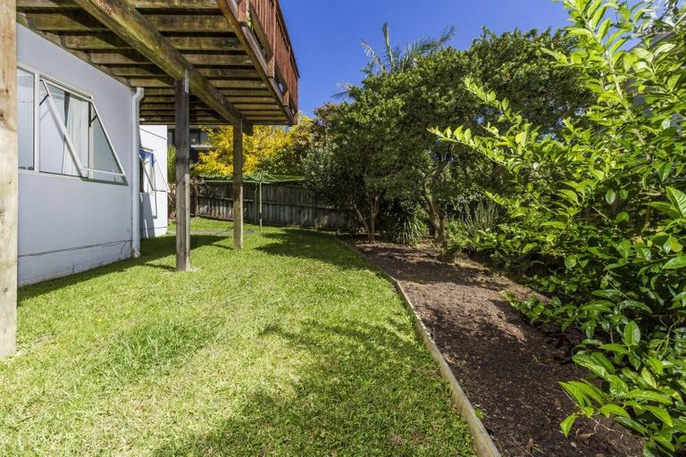 Photo of property in 2/133 Carlisle Road, Northcross, Auckland, 0632