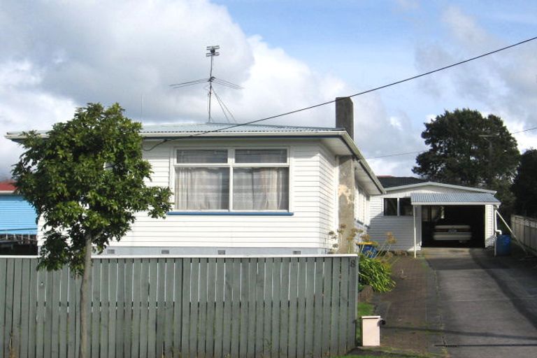 Photo of property in 8 Taipari Road, Te Atatu Peninsula, Auckland, 0610