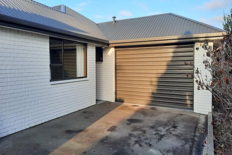 Photo of property in 2/89 Aorangi Road, Bryndwr, Christchurch, 8053