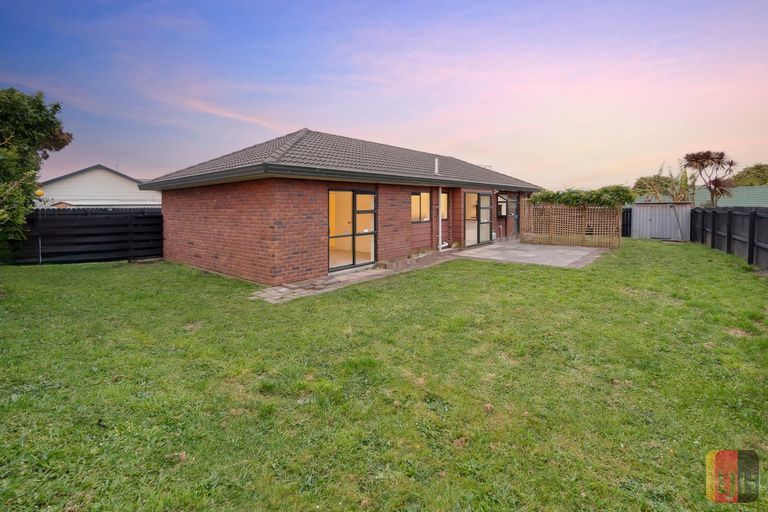 Photo of property in 18 Randwick Place, Randwick Park, Auckland, 2105