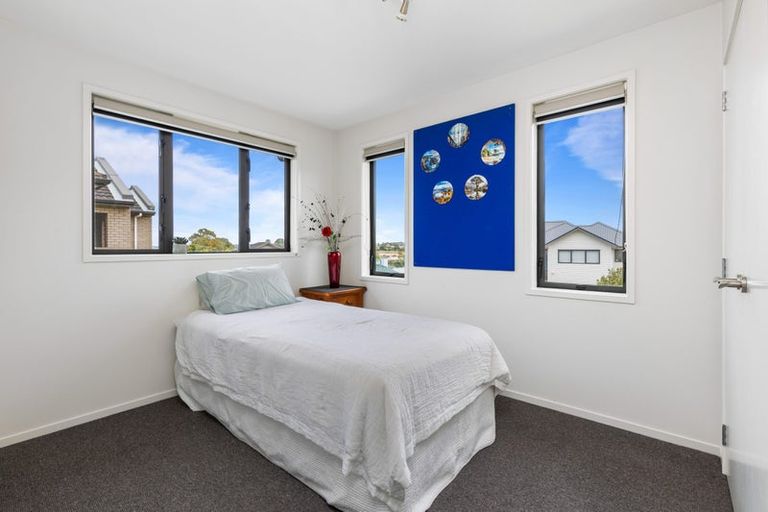 Photo of property in 19 Keating Rise, Northcross, Auckland, 0632