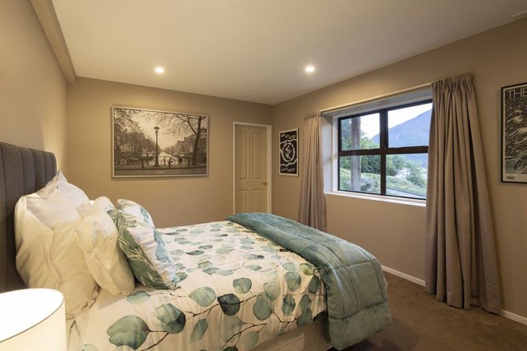 Photo of property in 78 Cedar Drive, Kelvin Heights, Queenstown, 9300