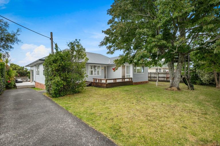 Photo of property in 34 Neil Avenue, Te Atatu Peninsula, Auckland, 0610