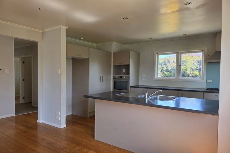 Photo of property in 1 Ward Crescent, Te Atatu Peninsula, Auckland, 0610