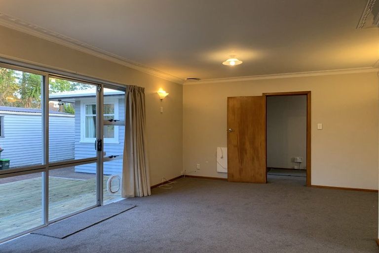 Photo of property in 50 Edmonton Road, Henderson, Auckland, 0612