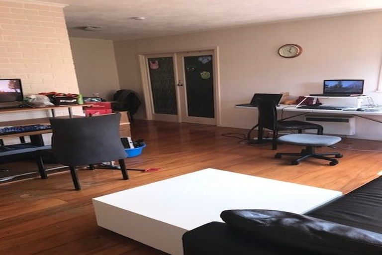 Photo of property in 2 Springside Place, New Lynn, Auckland, 0600