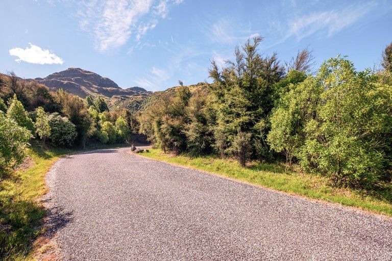 Photo of property in 16 Emerald Bluffs Lane, Glendhu Bay, Wanaka, 9382