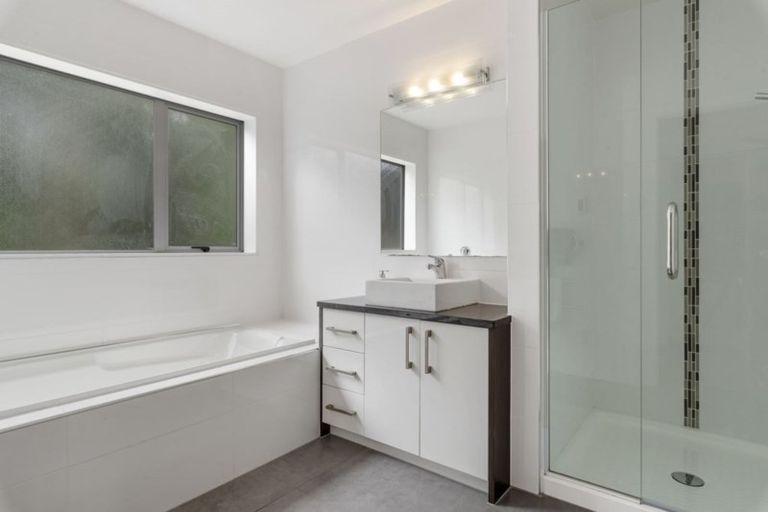 Photo of property in 2/23 Sunset Road, Totara Vale, Auckland, 0632