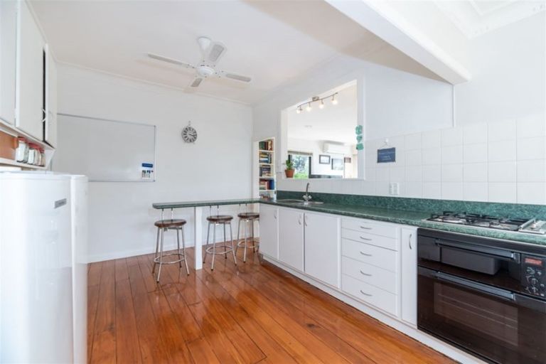 Photo of property in 48 Evans Road, Glen Eden, Auckland, 0602