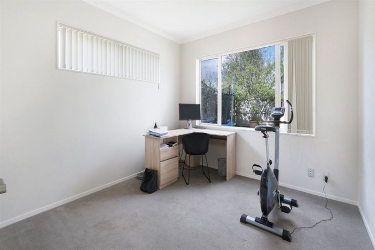 Photo of property in 5 Mulroy Place, Pinehill, Auckland, 0632