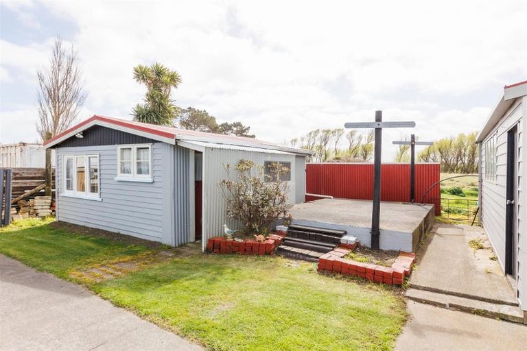 Photo of property in 1938 Parewanui Road, Parewanui, Bulls, 4894