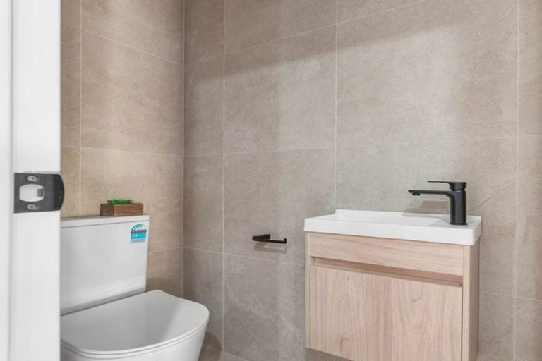 Photo of property in 18 Mariners View Road, Beach Haven, Auckland, 0626