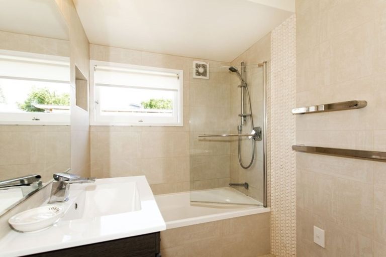 Photo of property in 39 Lyons Avenue, Murrays Bay, Auckland, 0630