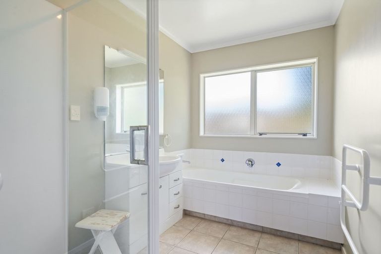 Photo of property in 17 Villino Place, Randwick Park, Auckland, 2105